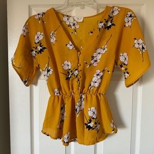 Sienna Sky Womens Mustard Yellow Floral Short Sleeve Peplum Blouse Top | Small
